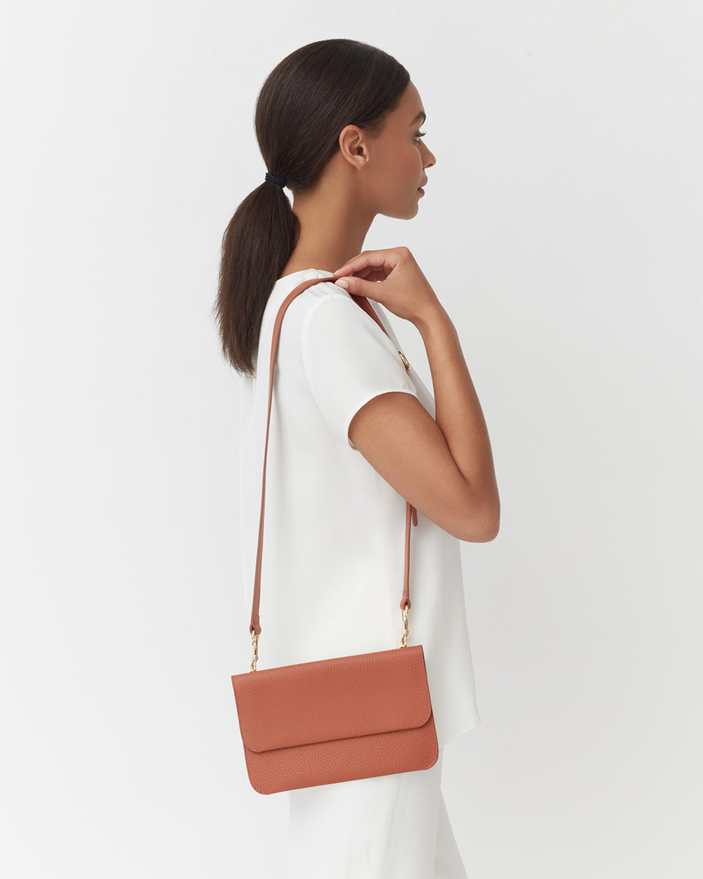 Woman with a shoulder bag looking to the side