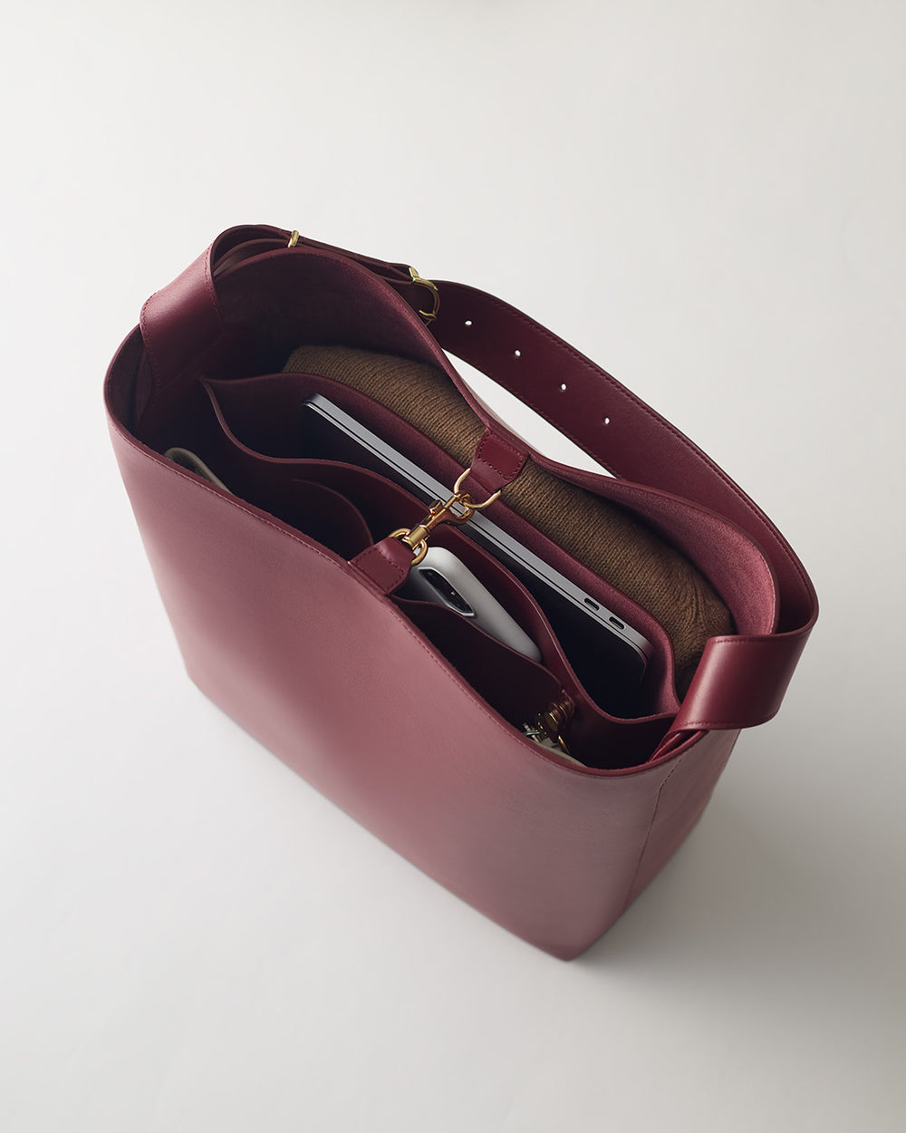 Oversized Linea Bag Open tote bag with several compartments, holding a laptop and other items.