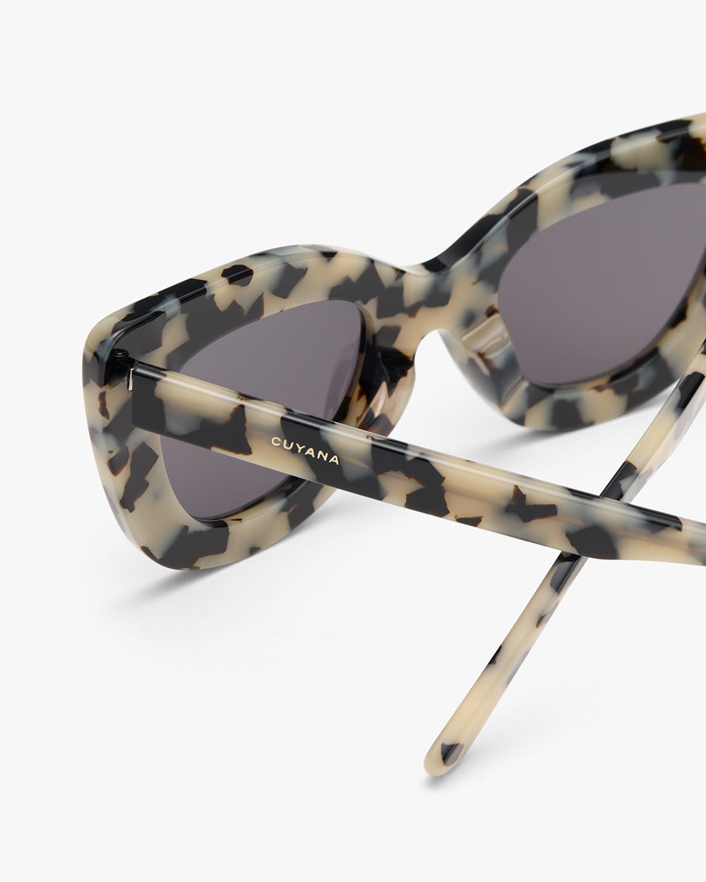 Brisa Sunglasses Cat-eye sunglasses with patterned frame and dark lenses.