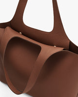 Tote bag with pebbled texture and wide handles