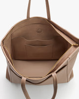 Open travel bag with inner pockets and zipper closure