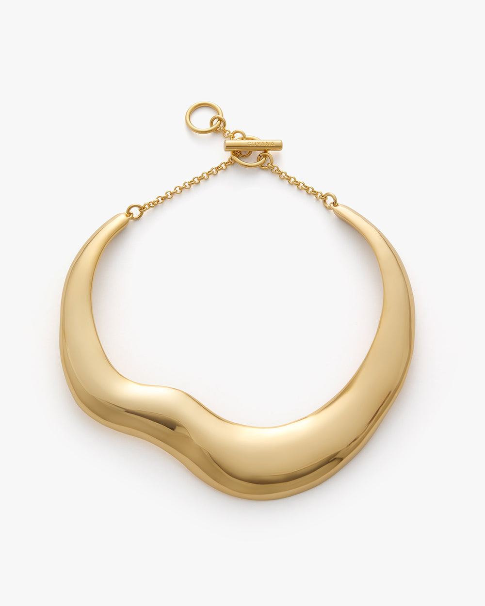 Curved metallic necklace with a toggle clasp.