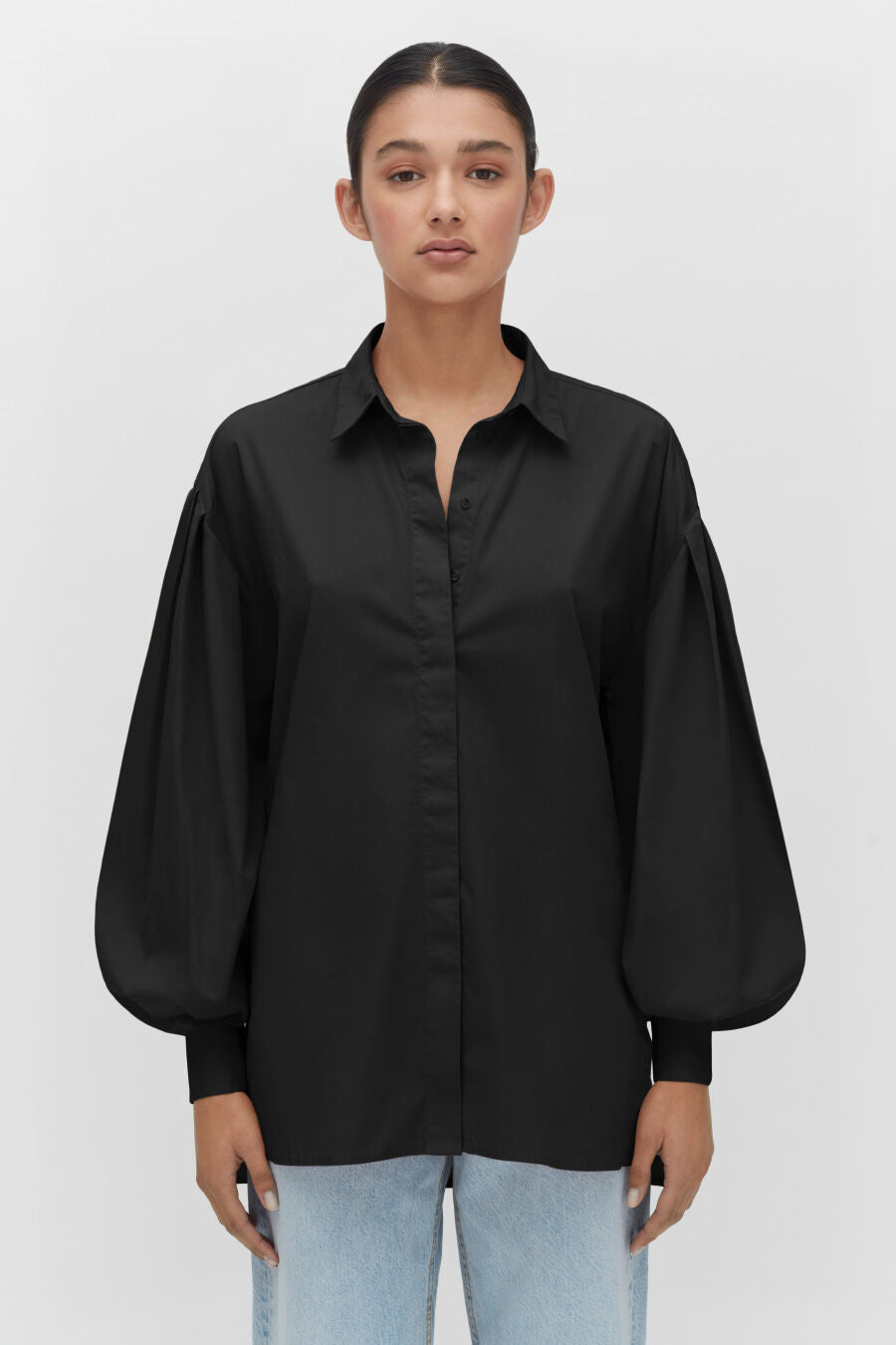 Poplin Balloon Sleeve Shirt Woman in a buttoned shirt and jeans standing straight