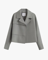 Short jacket with large collar and front pockets.