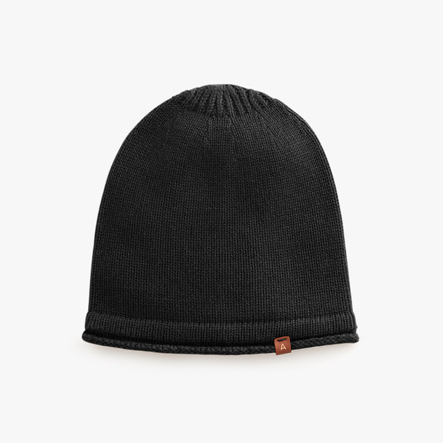 Knitted beanie with a small tag on the brim