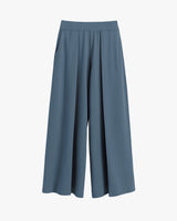 Wide-leg trousers with an elastic waistband and side pockets.