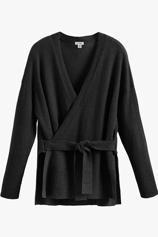 Sweater with a V-neckline and a belt at the waist.