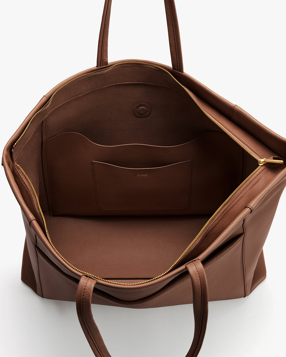 Open travel bag with interior pockets and zipper