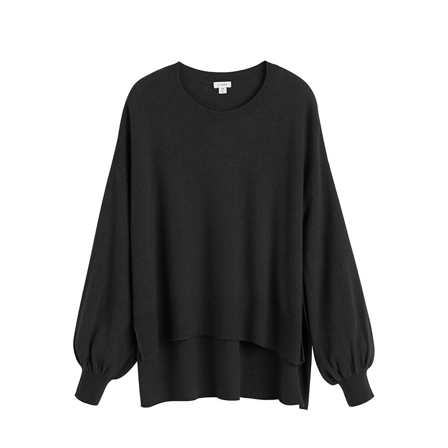 Long-sleeved crew neck sweater with a loose fit.