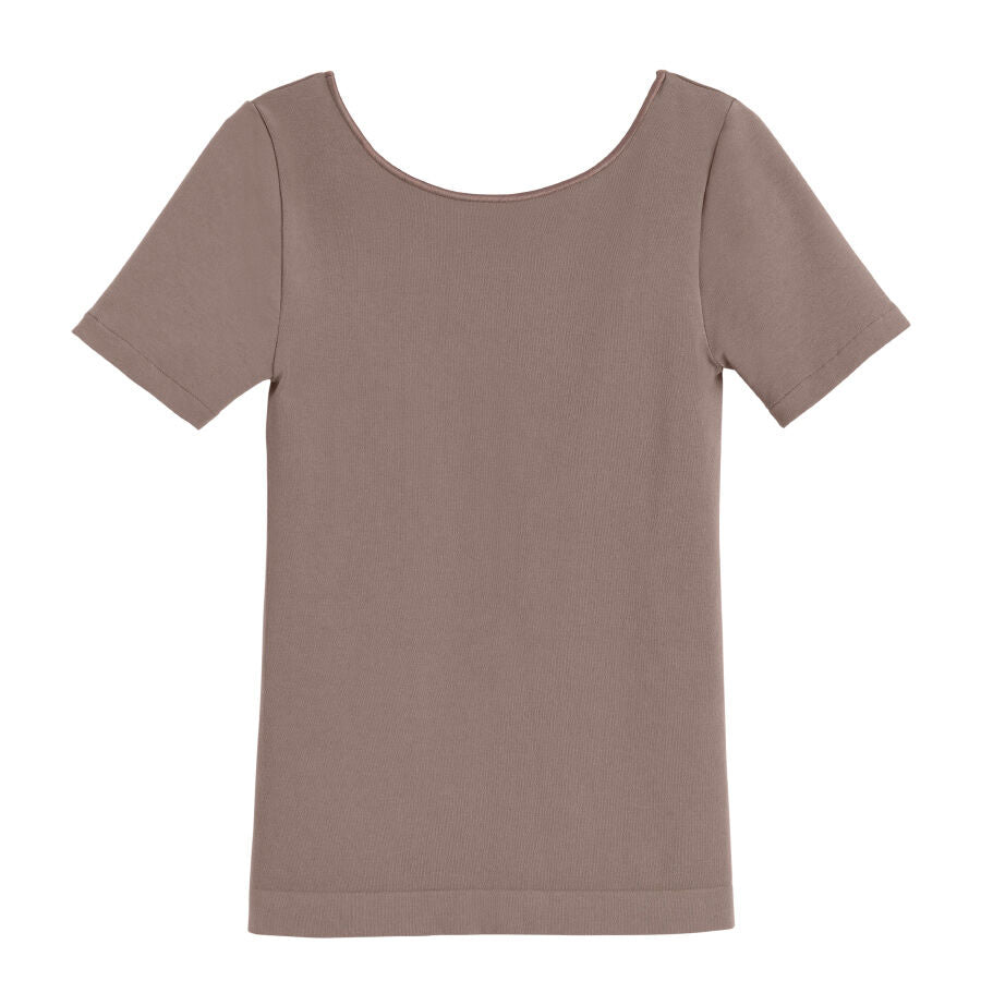 T-shirt with short sleeves and a scoop neckline.