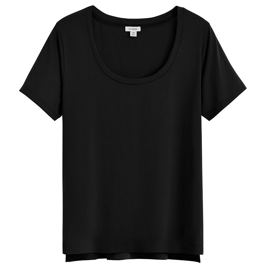 Plain T-shirt with short sleeves and round neckline.