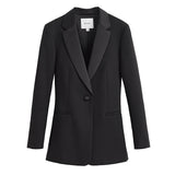 Single-breasted blazer with lapels and button closure.