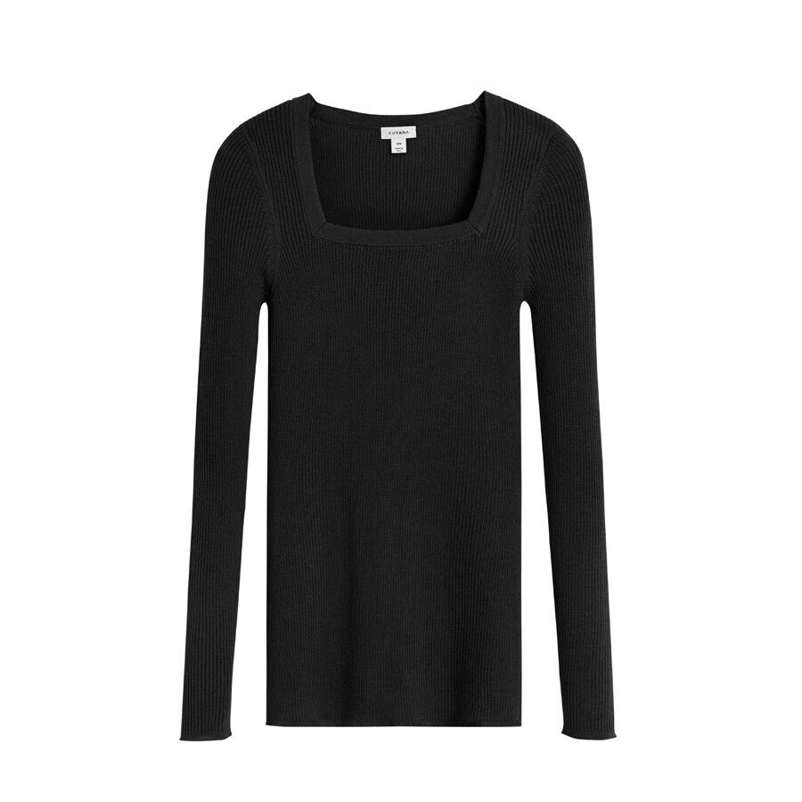 Long-sleeved sweater with a round neckline.
